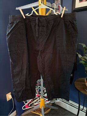 St. John's Bay Black Capri Cargo Pants